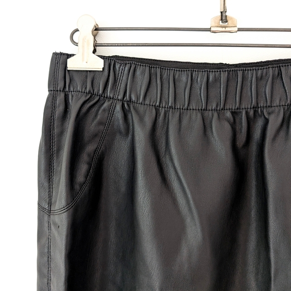 Vero Moda Faux Leather Black Mini Skirt In Size Large - Picture 2 of 6